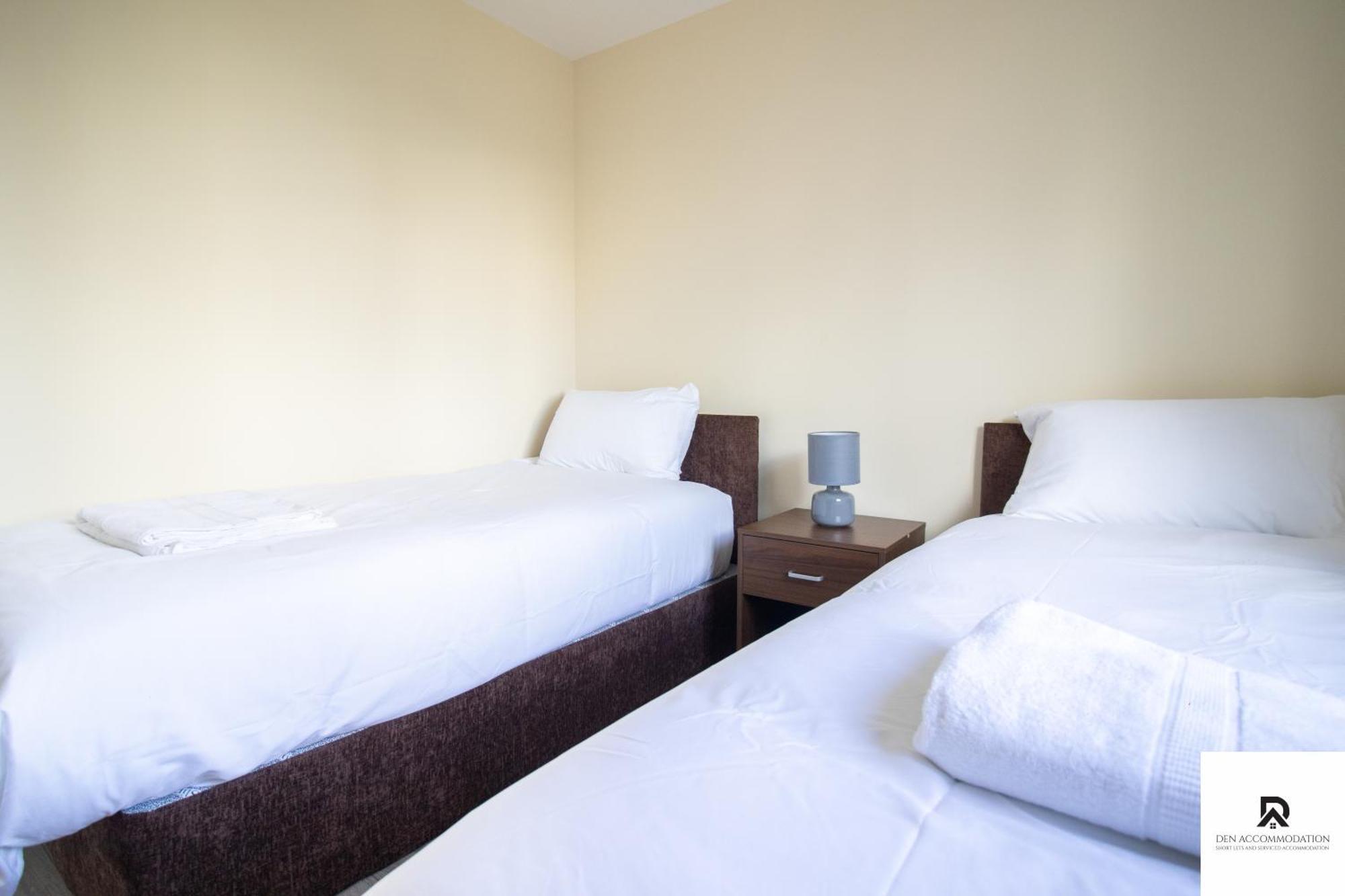 Newly Launched Two Bedroom House By Den Short Lets & Serviced With Garden Casa vacanze *