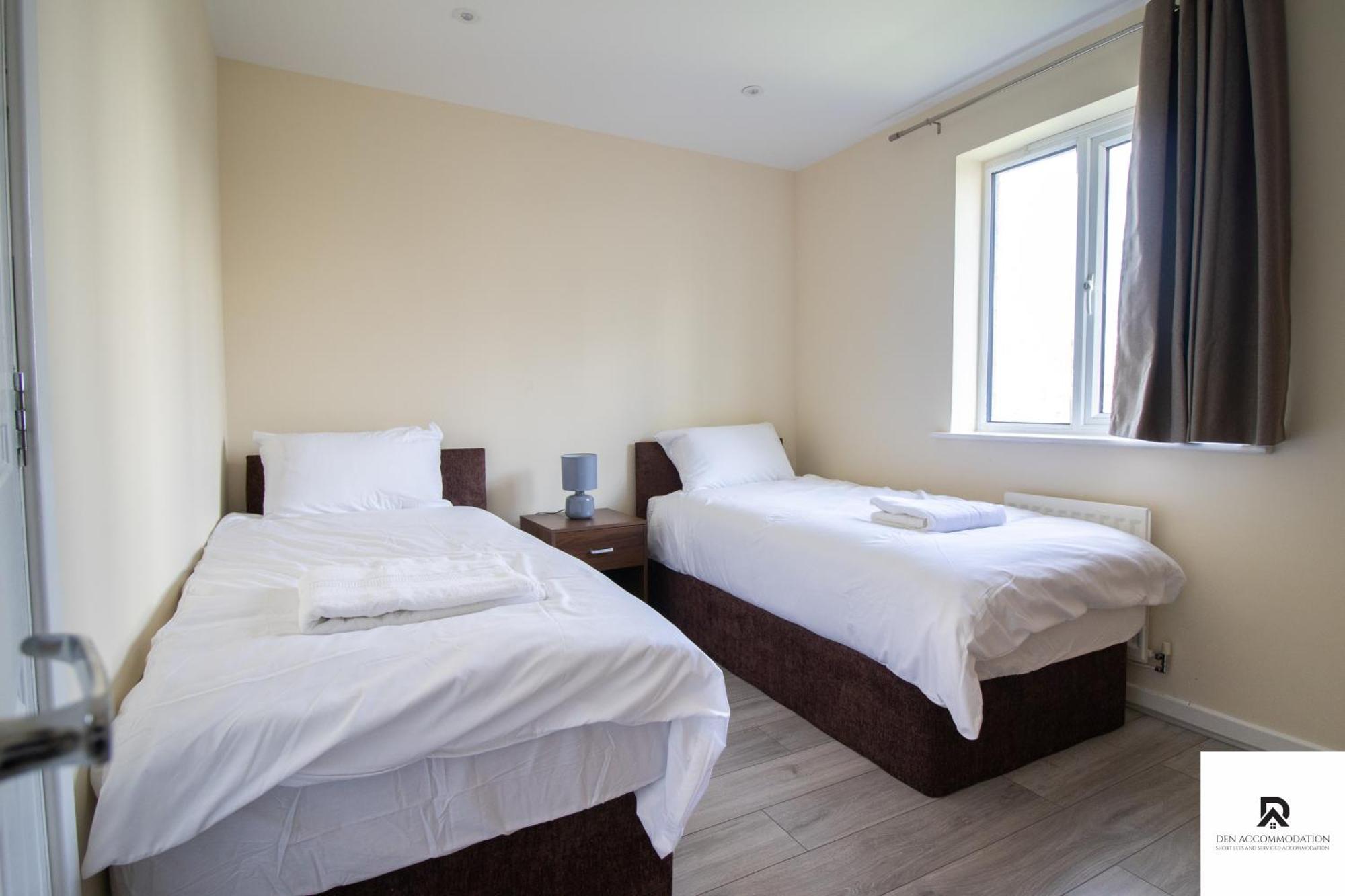 Newly Launched Two Bedroom House By Den Short Lets & Serviced With Garden * Londra