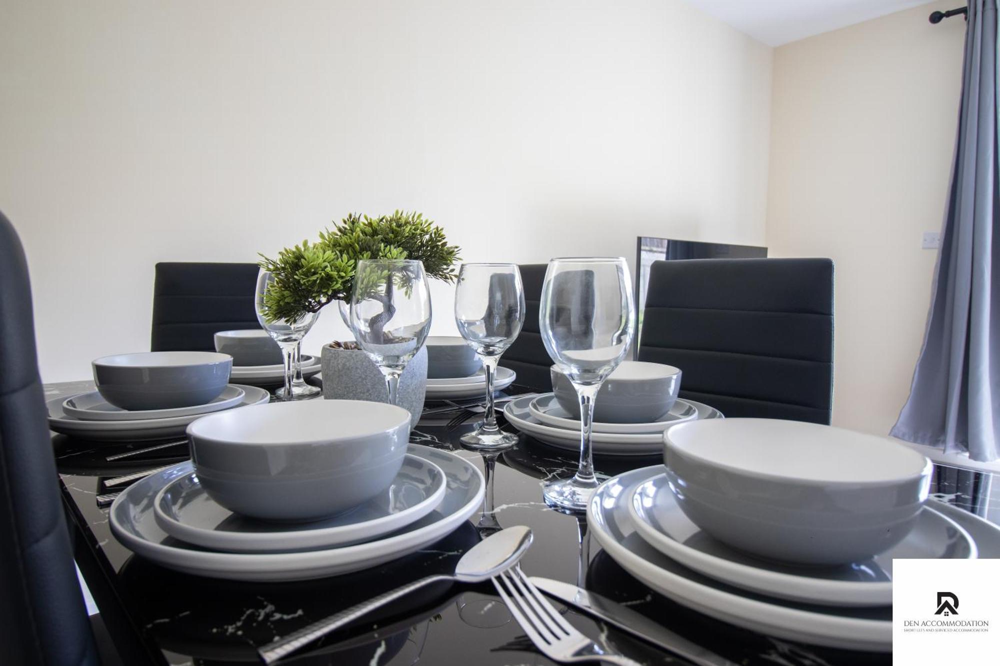 Newly Launched Two Bedroom House By Den Short Lets & Serviced With Garden Casa vacanze Londra