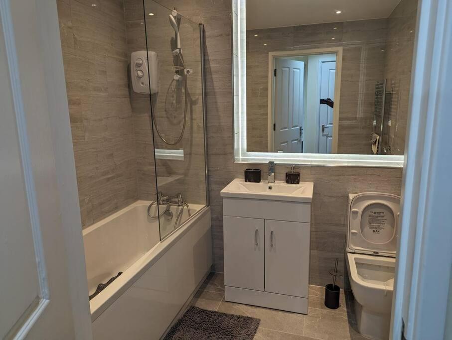 Newly Launched Two Bedroom House By Den Short Lets & Serviced With Garden Case de vacanță Londra
