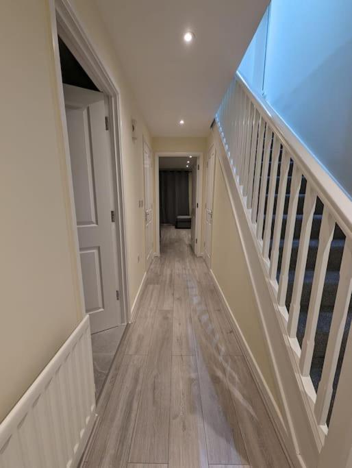 Newly Launched Two Bedroom House By Den Short Lets & Serviced With Garden Londra