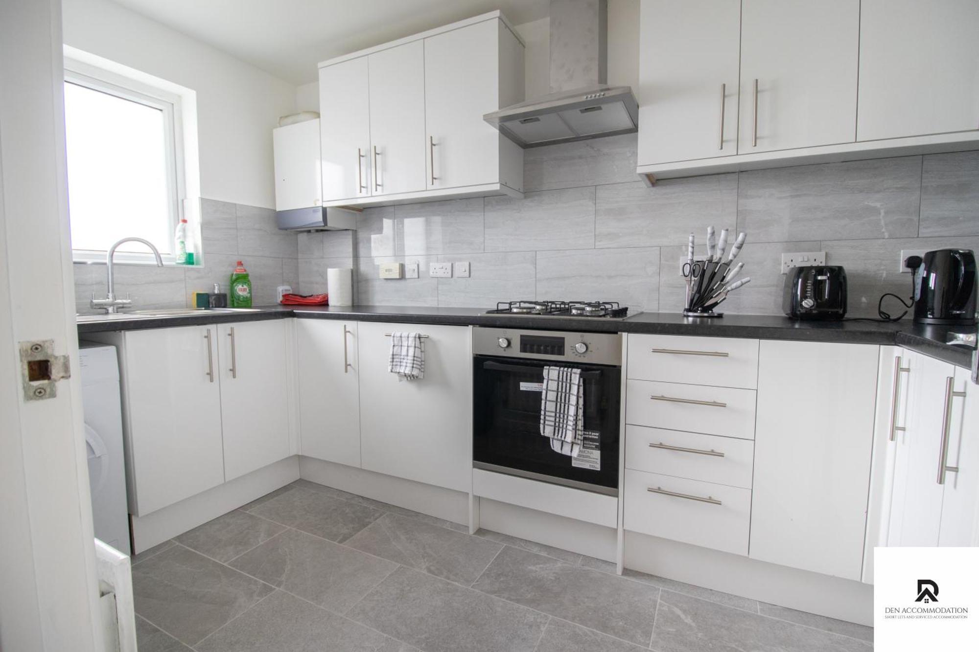 Newly Launched Two Bedroom House By Den Short Lets & Serviced With Garden Case de vacanță Londra