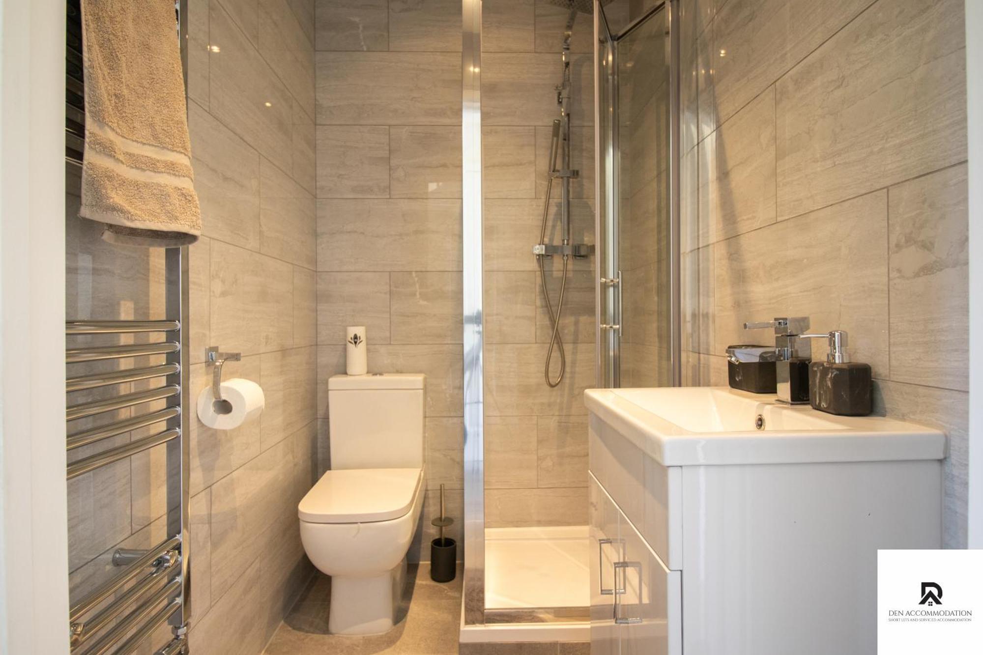 Newly Launched Two Bedroom House By Den Short Lets & Serviced With Garden Case de vacanță Londra