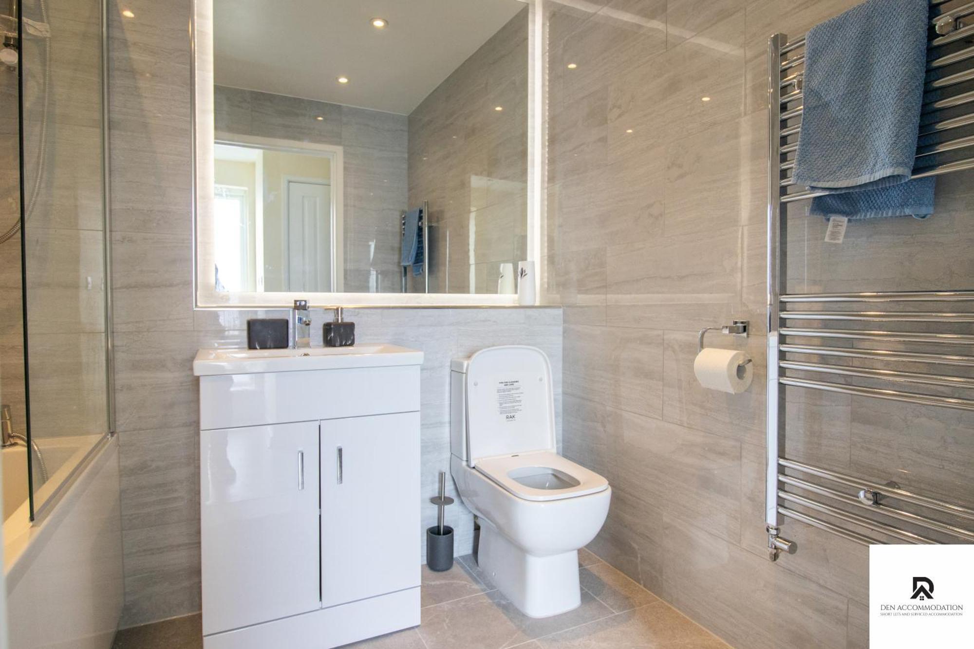 Case de vacanță Newly Launched Two Bedroom House By Den Short Lets & Serviced With Garden *